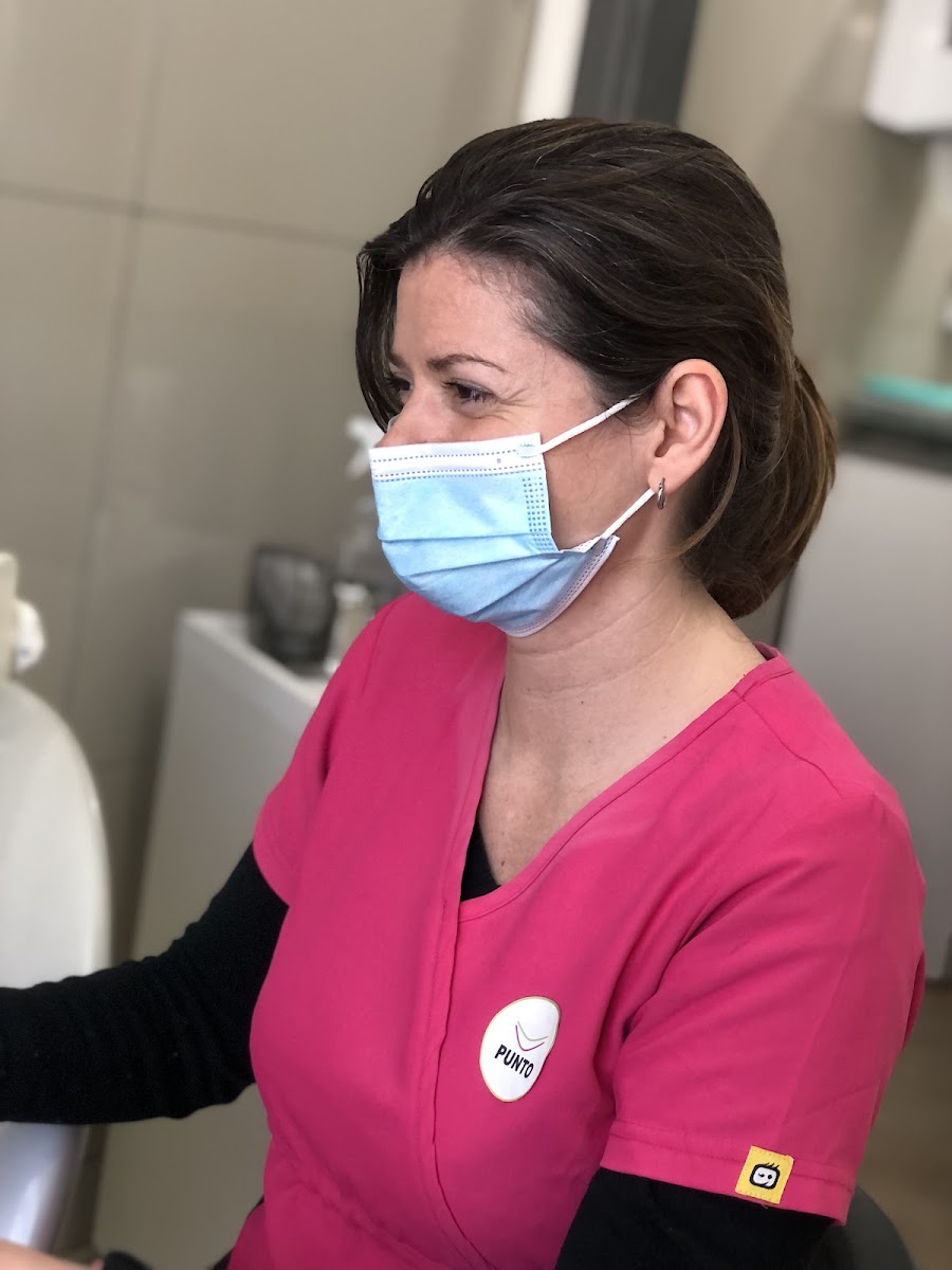 Dra. Matilde Abella Aiscar, directora general de Punto Odontológico en Montevideo, atendiendo en consultorio